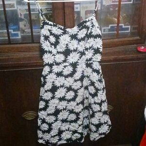 Black and white daisy dress size M